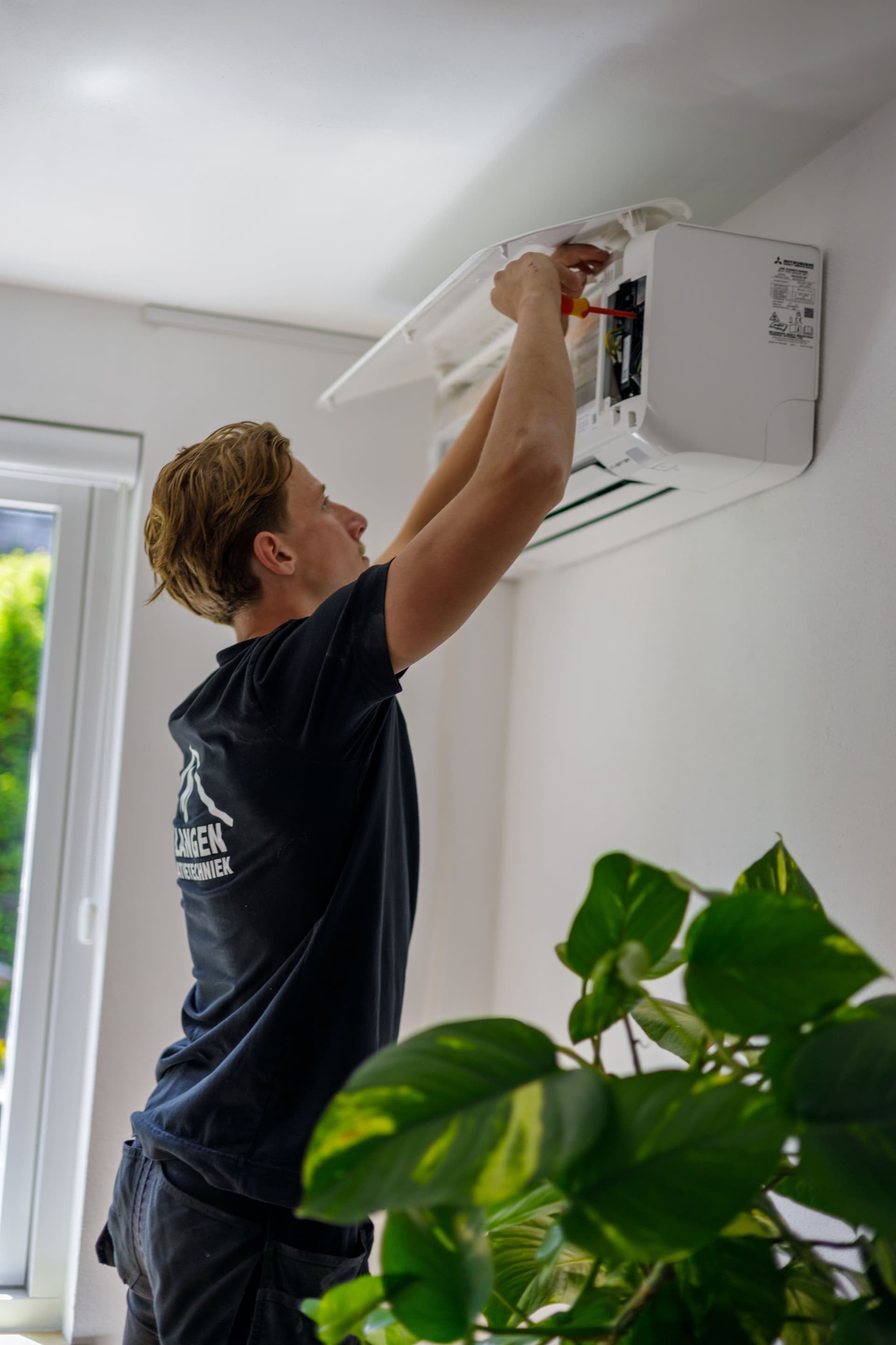 Monteur onderhoudt CV-ketel