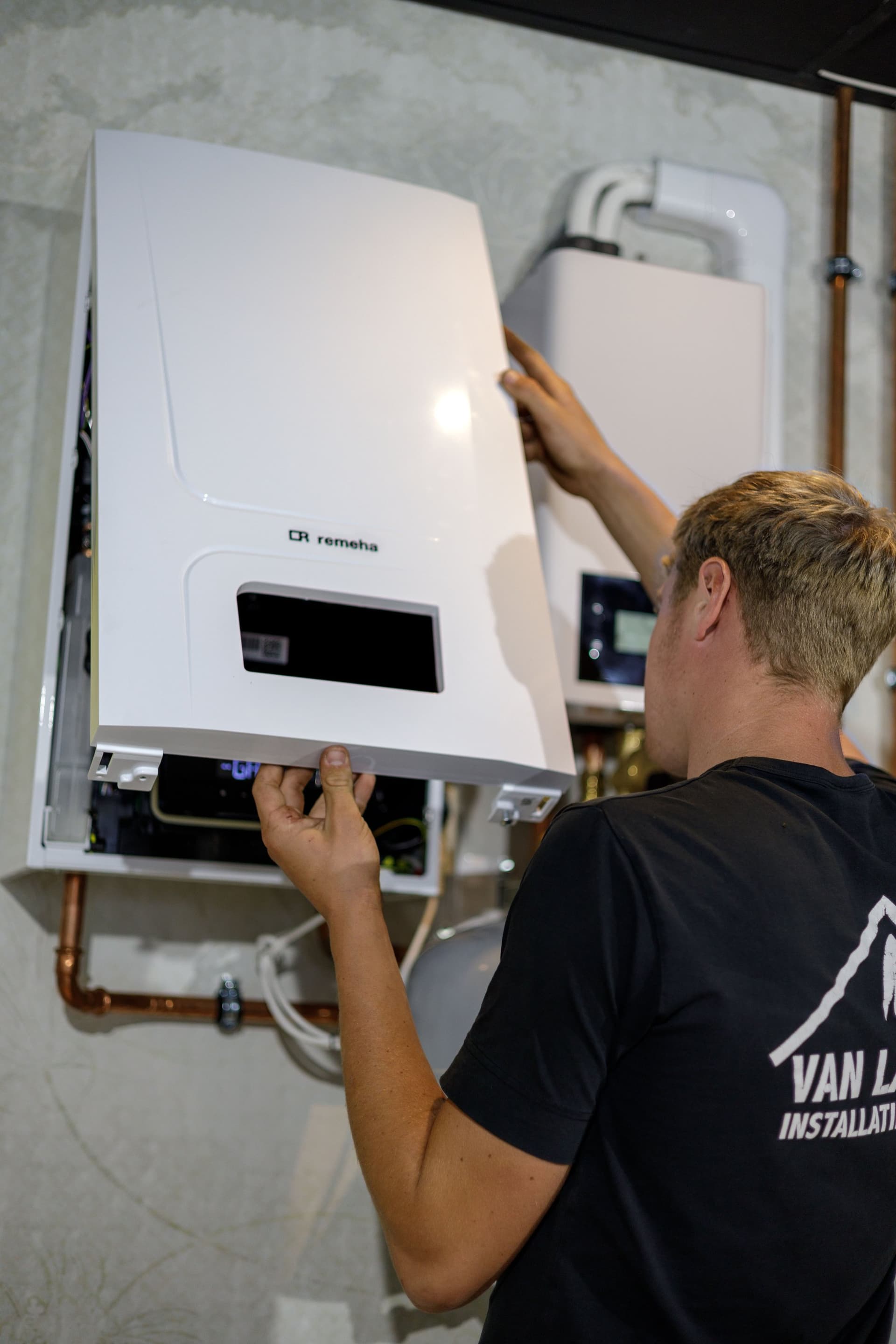 Tevreden klant met monteur